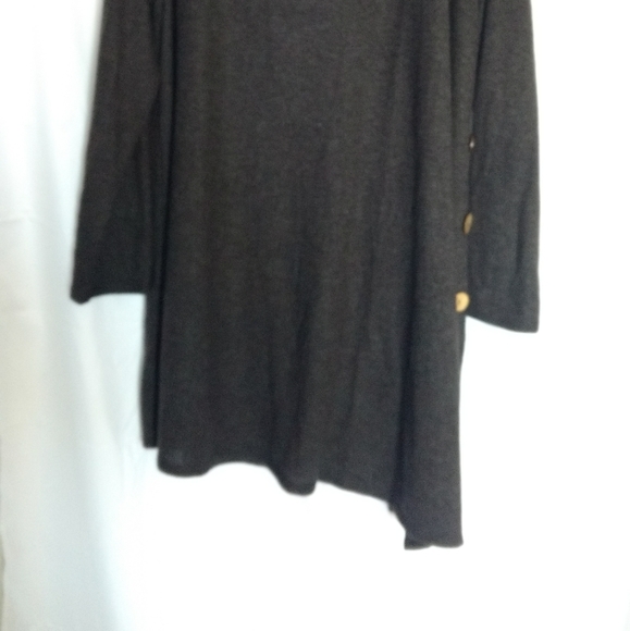 Women'S Assymetrical Hacci Tunic With Buttons. - Picture 3 of 11